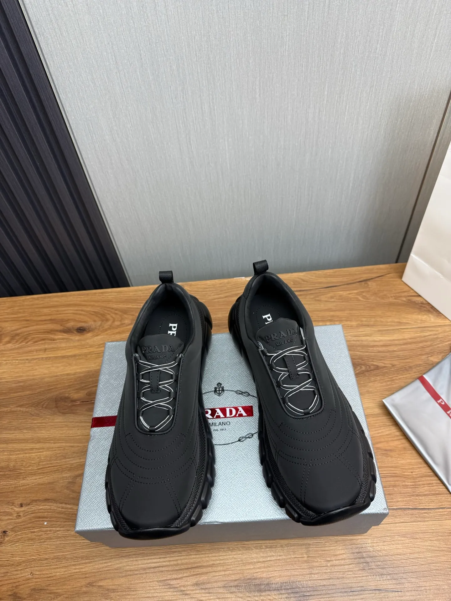 Men's shoes 💰580💰 [PRADA] Men's shoes are popular in the counter, official website synchronization, 1 high-quality shipment ✔️Imported waterproof fabric + cowhide lining, 1🆚1 replica, original sole, 38-45 (45 customized, non-refundable)